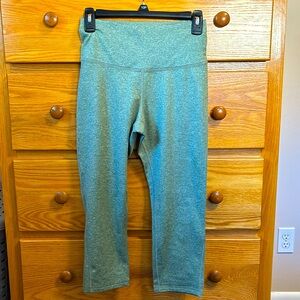 Old Navy Active Go Dry Capri Leggings, green, size medium, excellent condition